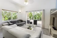 Sea La Vie - Beachside 1 Bedroom Unit #5 Hotels in Long Bay Hills