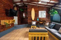 Charming 3-bedroom beach cabin with Starlink WiFi, AC in enchanting Tamanique Hotels in Atami