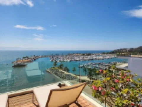 Luxurious beachfront penthouse! Panoramic views, white sand beach, private pool