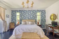 Lux Family Home Just 1mi to East Hampton Village + Beach w/ Pool, Cinema + Bikes