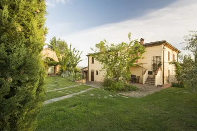 Old farmhouse surrounded by olive groves, near the village, 5 places, floor1,with swimming pool Hotel in zona San Luciano Vini di Toscana