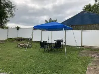 Classic, updated house with porch & backyard Hotels in Newark