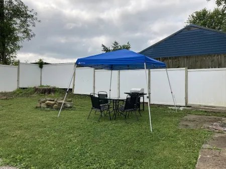 Classic, updated house with porch & backyard Отели в г. Licking County