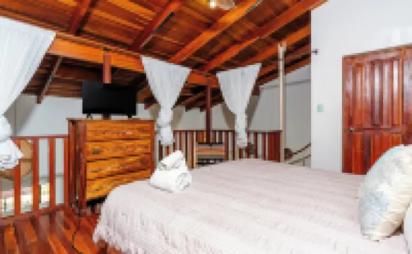 Amazing BeachFront, 3BR and 3.5BA, AC, great surfing! Free Parking