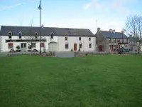 3 bedroom, sleeps 6, beautiful Village in the centre of Ireland Hôtels à : 