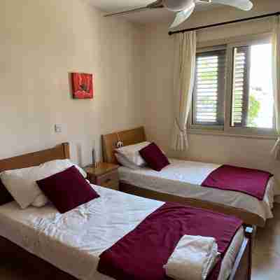 2 Bedroom Ground Floor Apartment Close to Shops, Restaurants, Old Town and beach Rooms