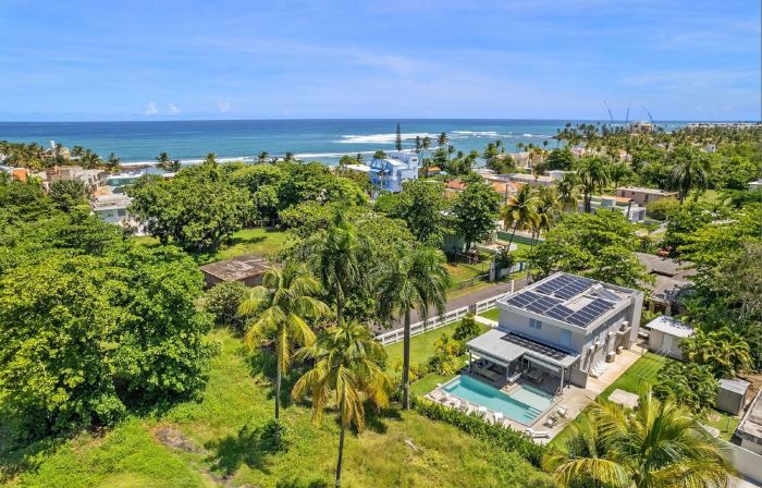 Your own beach house, private pool & pickle ball court, steps to beach.