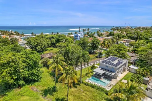 Your own beach house, private pool & pickle ball court, steps to beach.