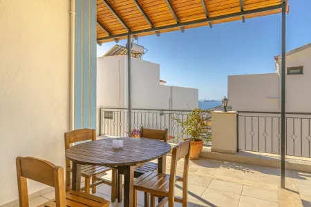 3 bedroom Villa with large pool area and top floor panoramic views Отели рядом с достопримечательностью «Kalamar Beach Club»