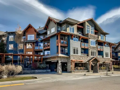 Top-Floor Condo with stunning mountain views!