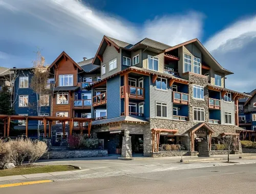 Top-Floor Condo with stunning mountain views!