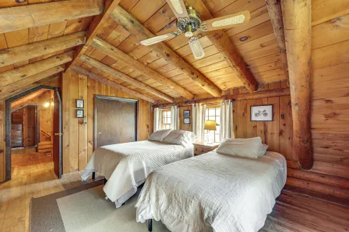 2 Mi to Lake Willoughby: Peaceful Log Cabin! - Hot Tub