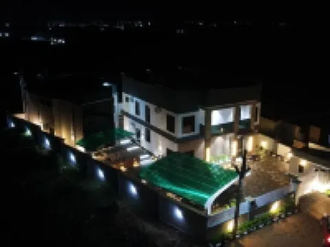 Hotel and Luxury Apartment by Trips فنادق في جوس