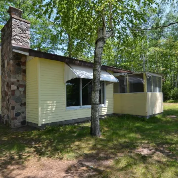 Lakeside Bills Bay Cabin by RedAwning