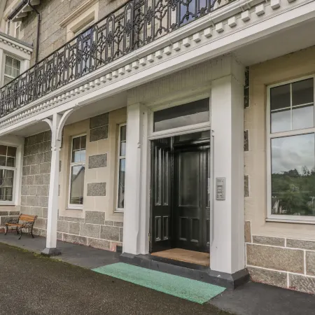 10 Monarch Country Apartments
