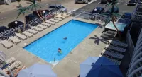 Quarterdeck Motel - Beach