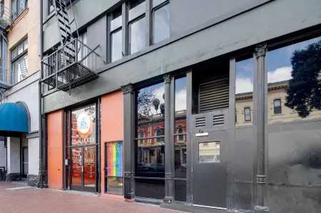 HI San Diego Downtown Hostel Отели в г. Сан-Диего