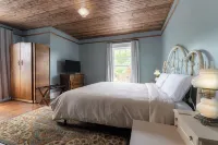 The NuWray Hotel & Carriage House