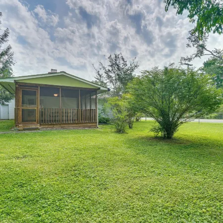 Oak Ridge Retreat w/ Porch < 1 Mi to Downtown