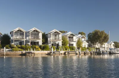 Captains Cove Resort - Waterfront Apartments Hotels near Raymond Island