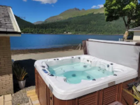 Hot Tub & Stunning Waterfront Views. Kayaks and Sups Free for Guests Use !!! Hotels in Arrochar