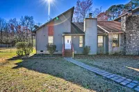 Updated Fayetville Townhome-Away-from-Home w/ Yard - balcony