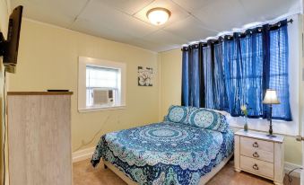 Beautiful Galveston Apt w/ Deck < 3 Mi to Dtwn!