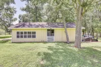 Bright Wallis Cottage w/ Pergola & Grill! Hotels in Simonton