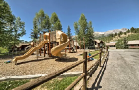 บ้านในวิลเลจภูเขาห่างจากลิฟท์สกี & ชัตเติลเพียงไม่กี่ขั้นตอน!