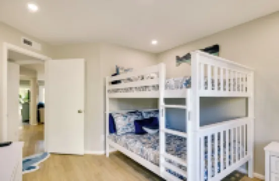 翡翠島公寓配有室內游泳池和海灘通道！