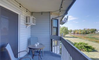 Pet-Friendly Oak Harbor Condo Walk to Lake!