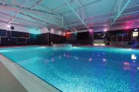 Village Hotel Manchester Cheadle - С бассейном