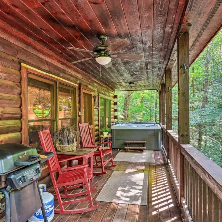 'Bigfoot's Hideout' in Blue Ridge w/ Hot Tub!