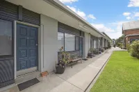 Hamilton Lakeside Motel - Motels