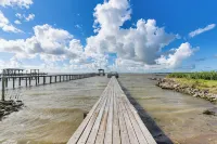Galveston Bay Views and Pier! San Leon Gulf Getaway