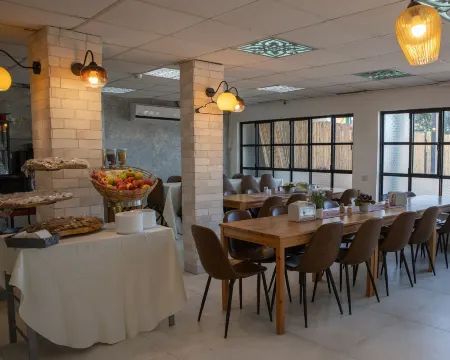 Neve Shalom Hotel Отели в г. Neve Shalom