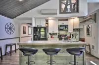 Floating Home on Columbia River w/ Provided Kayaks - balcony
