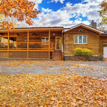 Private Hot Tub on 10 Acres: Cozy Catskill Getaway Отели в г. Катскилл