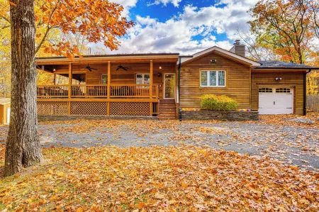 Private Hot Tub on 10 Acres: Cozy Catskill Getaway Отели в г. Катскилл