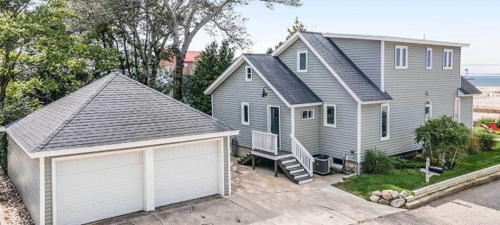 Chic Manistee Cottage Steps to Lake Michigan! Отели в г. Манисти