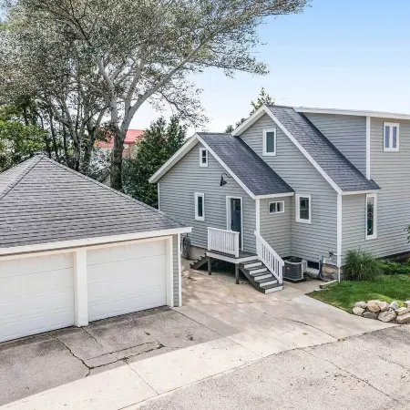 Chic Manistee Cottage Steps to Lake Michigan!