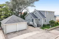 Chic Manistee Cottage Steps to Lake Michigan! - 3 estrellas