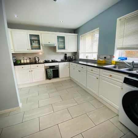 Modern-PetFriendly-PrivateGarden-Family-20Mintoldn