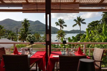 Sea View Lodge Отели в г. Праслин-Айленд