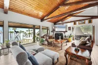 Catalina Courtyard Suites