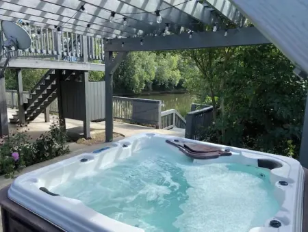 Unique River House on The Potomac - with Hot Tub