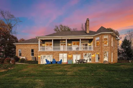 Sunset Pointe by Avantstay Waterfront, Beach, Fire Pit Sleeps 14 5bdr 4BA Отели в г. Фолстаун