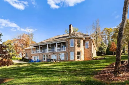 Sunset Pointe by Avantstay Waterfront, Beach, Fire Pit Sleeps 14 5bdr 4BA