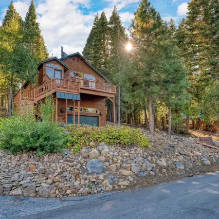Golden Summit by AvantStay Stunning Secluded Cabin w Access to Tahoe Donner
