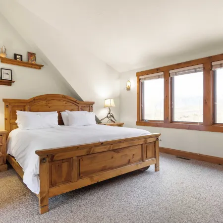 Russell Home by AvantStay Expansive Deck Stunning Views Hot Tub